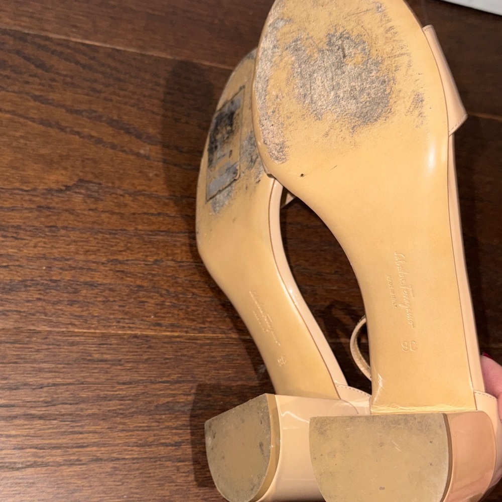 Salvatore Ferragamo Beige Patent Vara Bow Ankle-Strap Block Heels Size 9 - Picture 5 of 7